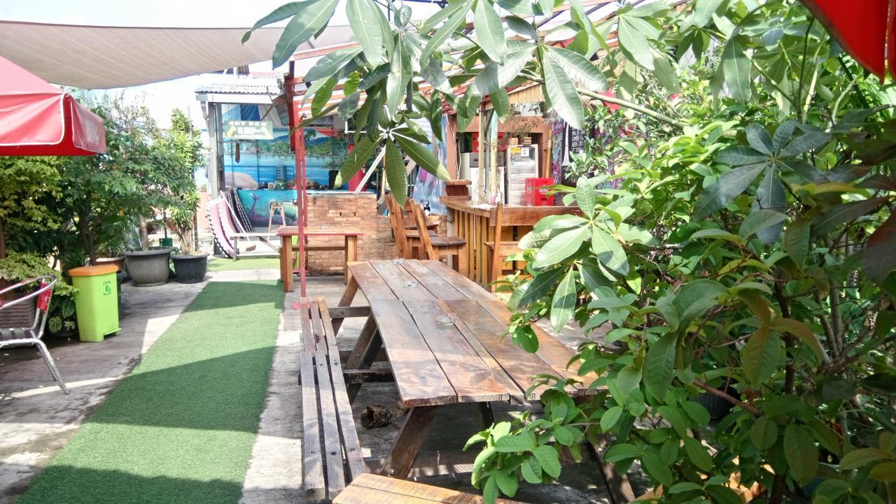 Six Degrees Hostel Jakarta Exterior photo