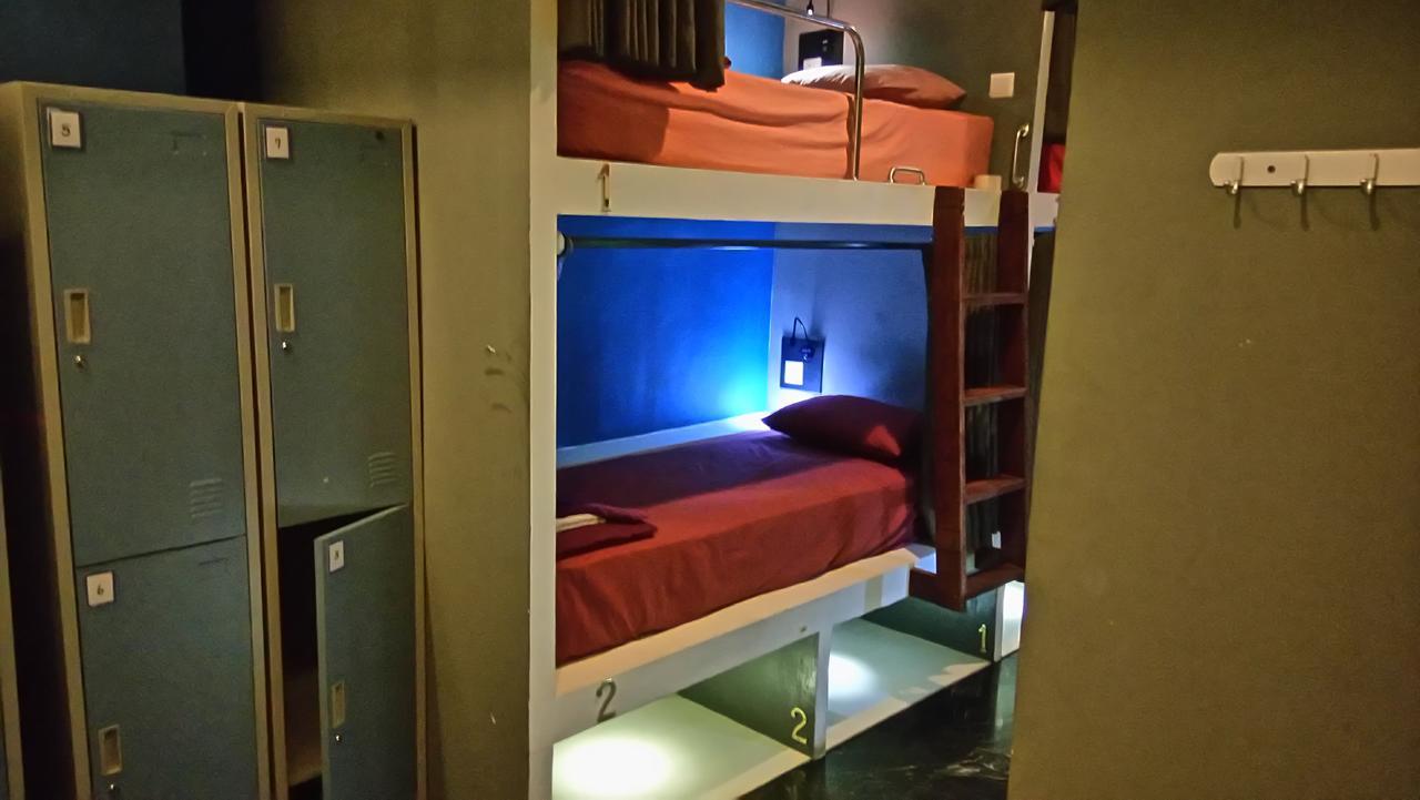 Six Degrees Hostel Jakarta Exterior photo