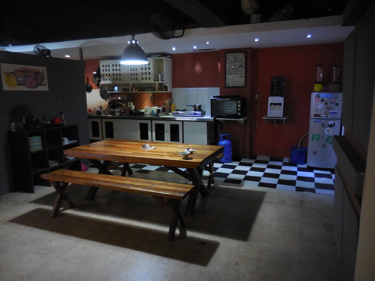 Six Degrees Hostel Jakarta Exterior photo