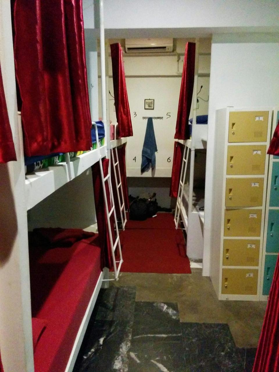 Six Degrees Hostel Jakarta Exterior photo