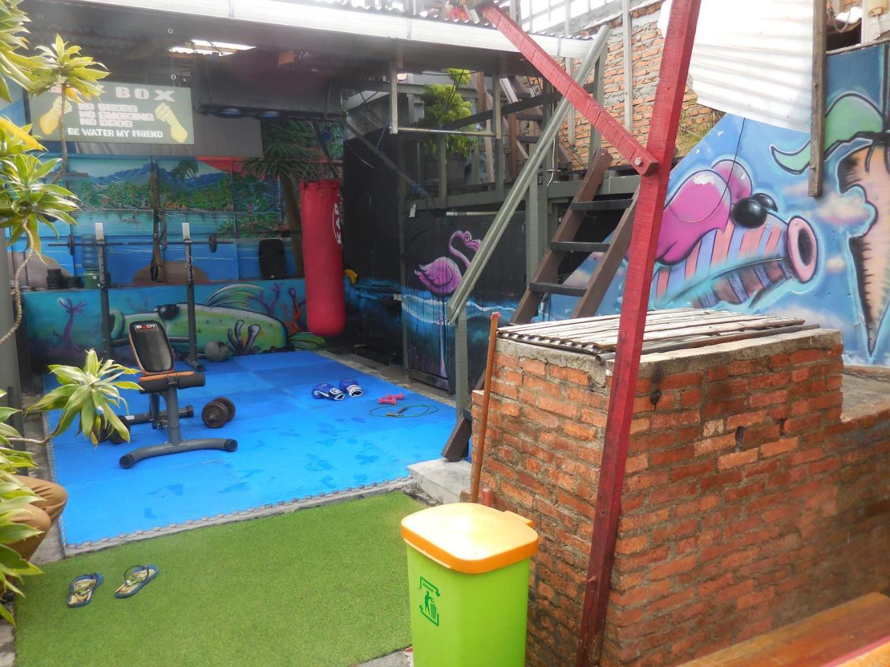 Six Degrees Hostel Jakarta Exterior photo